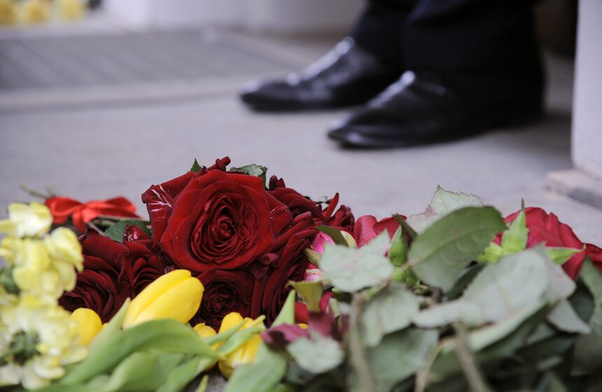 Москвичи несут цветы к посольству Бельгии в России 9 фото