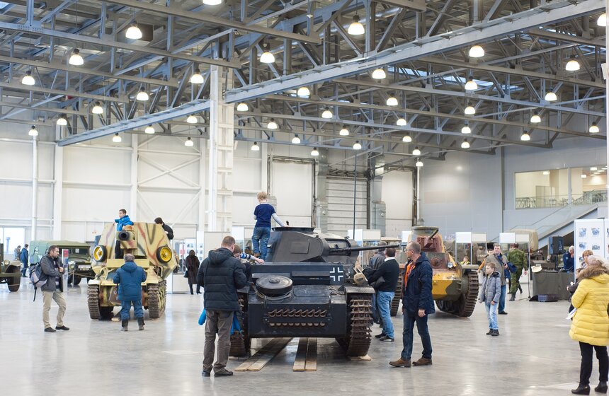 В Москве прошла выставка военной техники "Моторы войны" 24 фото