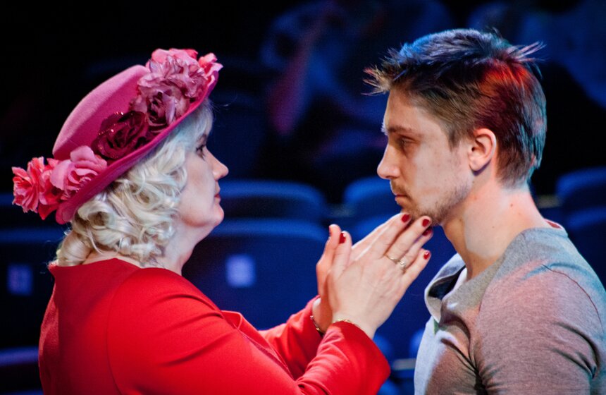 Спектакли "Золотой маски": "Прикасаемые" с Чулпан Хаматовой 18 фото