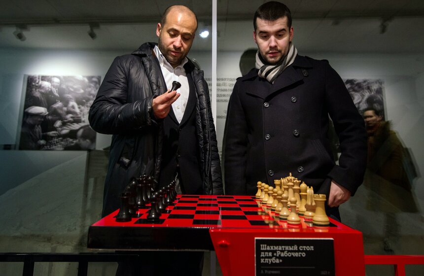 В парке Горького открылась выставка о шахматах 11 фото