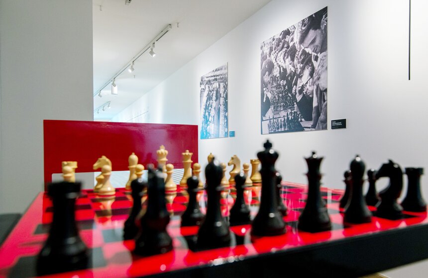 В парке Горького открылась выставка о шахматах 14 фото