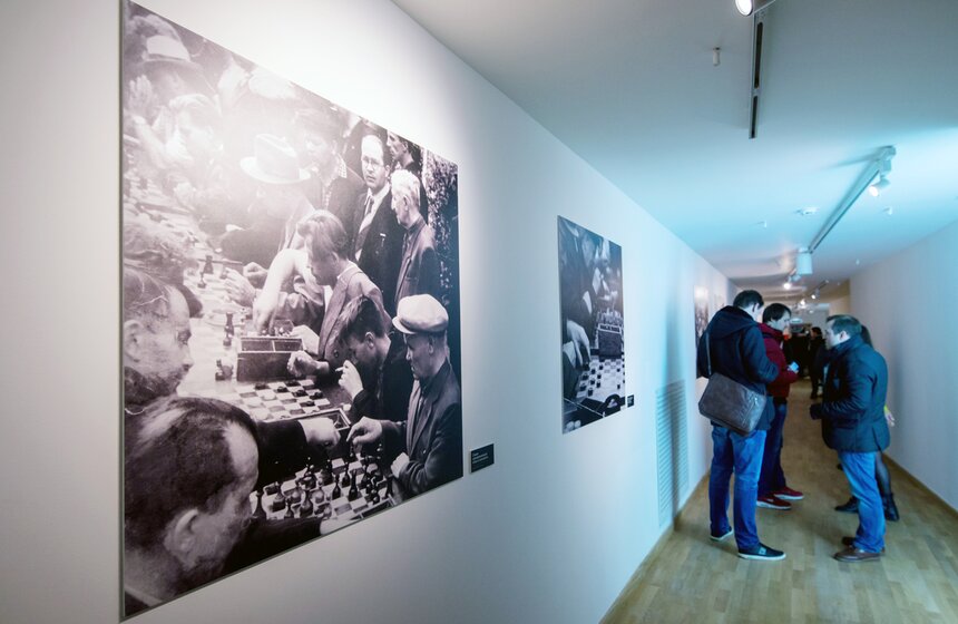 В парке Горького открылась выставка о шахматах 13 фото