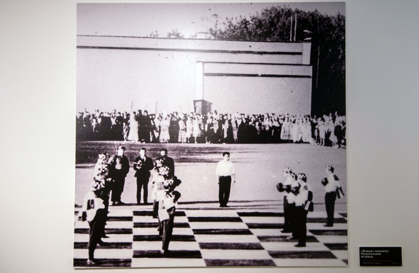 В парке Горького открылась выставка о шахматах 15 фото