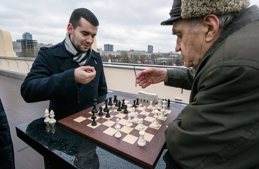 В парке Горького открылась выставка о шахматах 9 фото