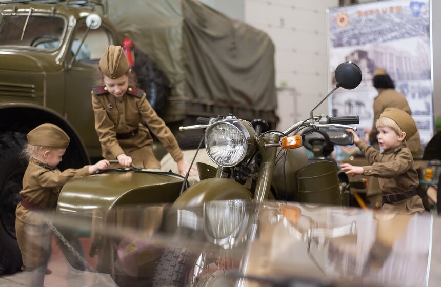 В Москве прошла выставка военной техники "Моторы войны" 12 фото