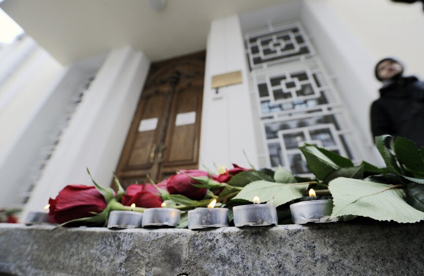 Москвичи несут цветы к посольству Бельгии в России 32 фото