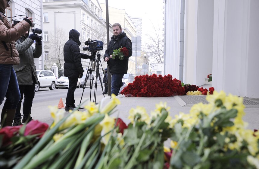 Москвичи несут цветы к посольству Бельгии в России 25 фото