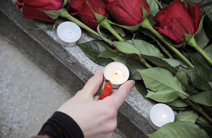 Москвичи несут цветы к посольству Бельгии в России 28 фото