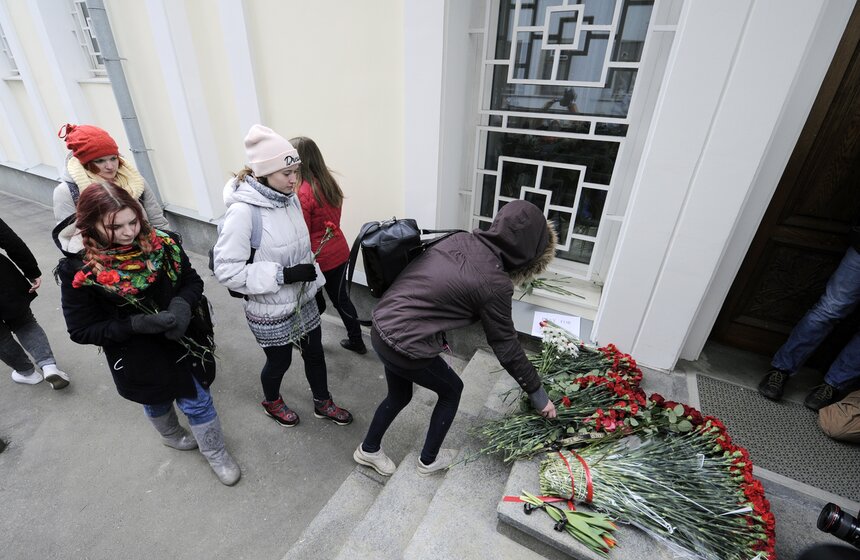 Москвичи несут цветы к посольству Бельгии в России 30 фото