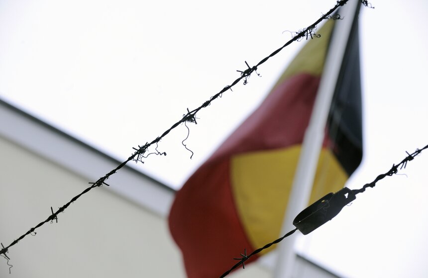 Москвичи несут цветы к посольству Бельгии в России 29 фото