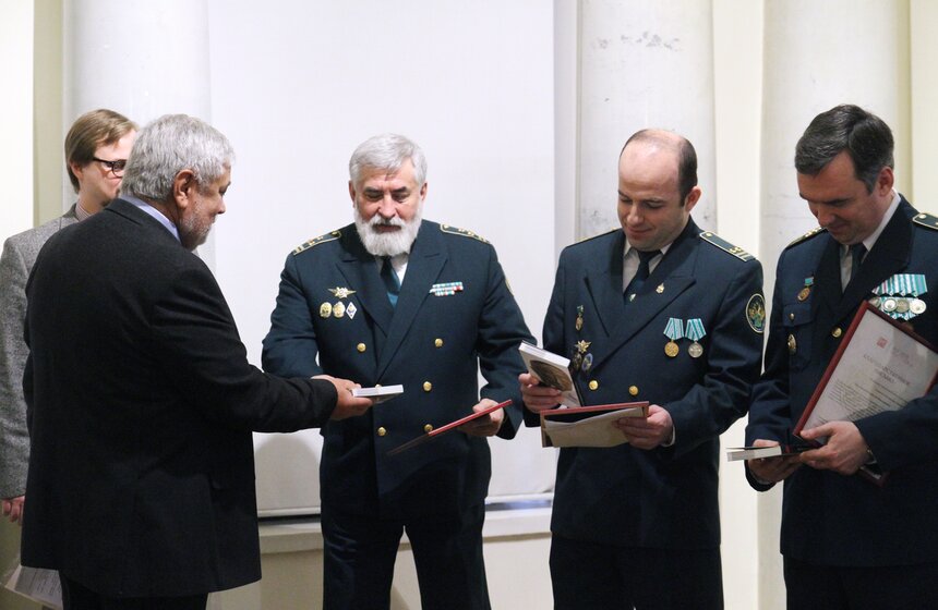 ФТС передала музею Востока задержанные на таможне предметы 10 фото