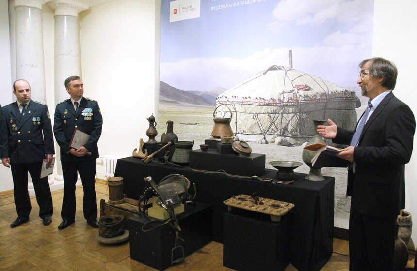 ФТС передала музею Востока задержанные на таможне предметы 11 фото