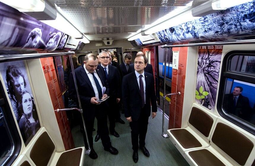 "Герои на все времена": в столичном метро запустили кинопоезд 18 фото