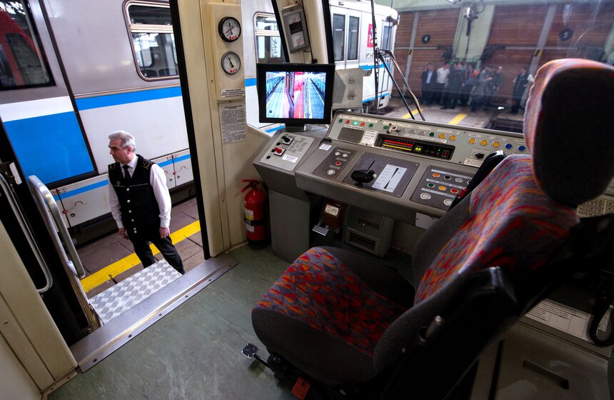 "Герои на все времена": в столичном метро запустили кинопоезд 10 фото