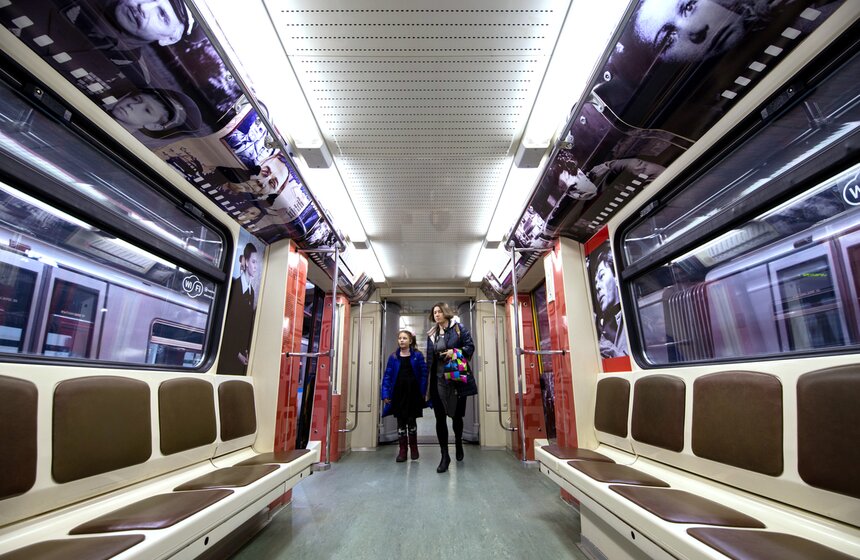 "Герои на все времена": в столичном метро запустили кинопоезд 16 фото