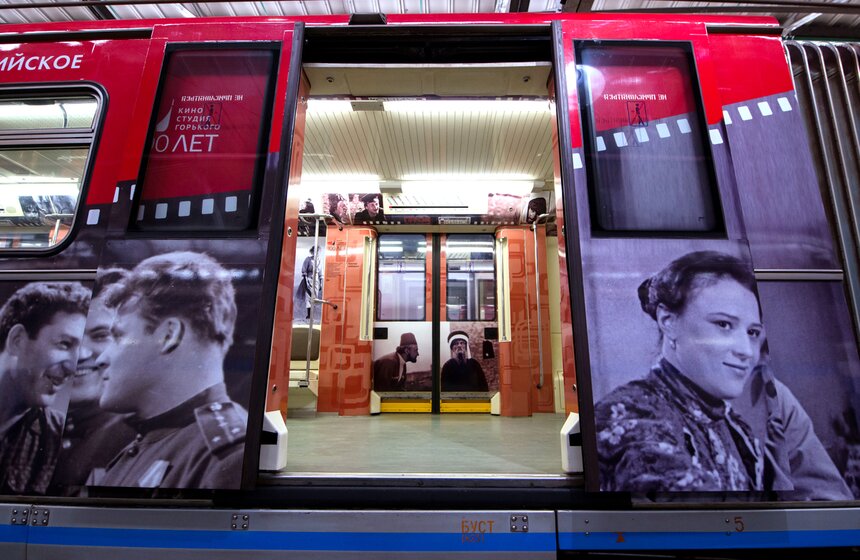 "Герои на все времена": в столичном метро запустили кинопоезд 2 фото
