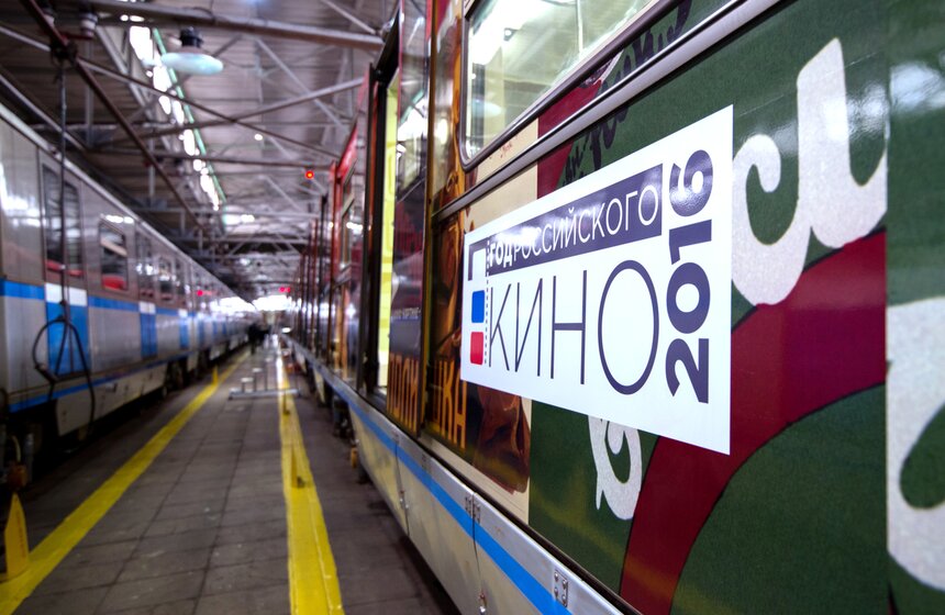 "Герои на все времена": в столичном метро запустили кинопоезд 4 фото