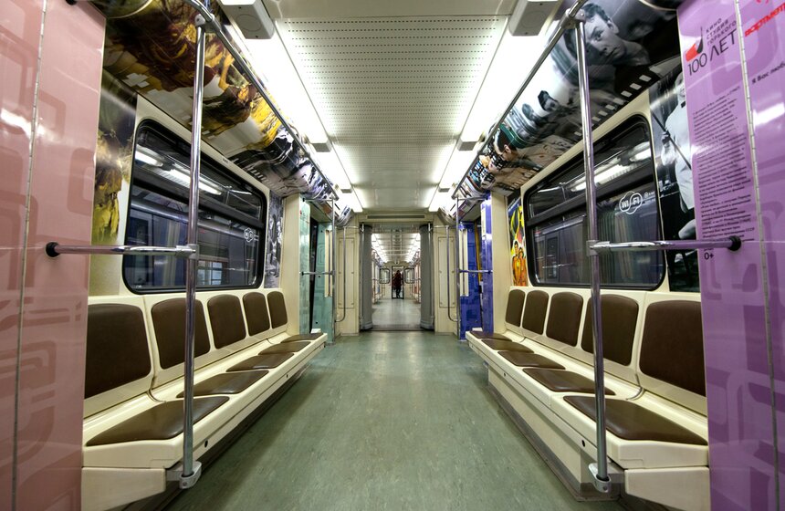 "Герои на все времена": в столичном метро запустили кинопоезд 6 фото