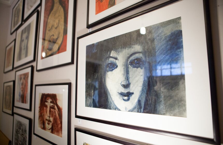 В галерее "Роза Азора" открылась выставка работ Макаревича 3 фото