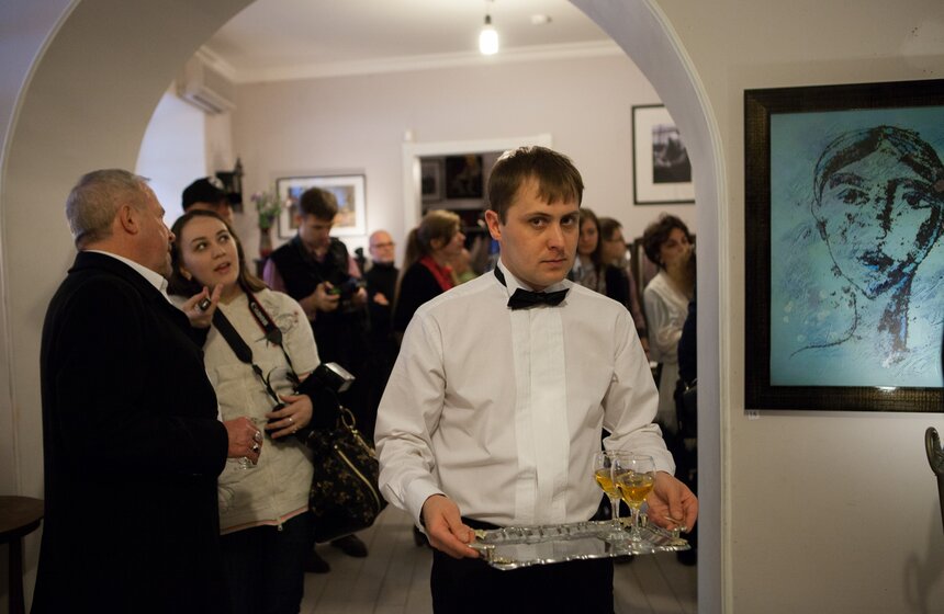 В галерее "Роза Азора" открылась выставка работ Макаревича 6 фото