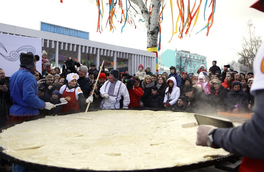 В "Эрмитаже" попытались приготовить самый большой в мире блин 11 фото