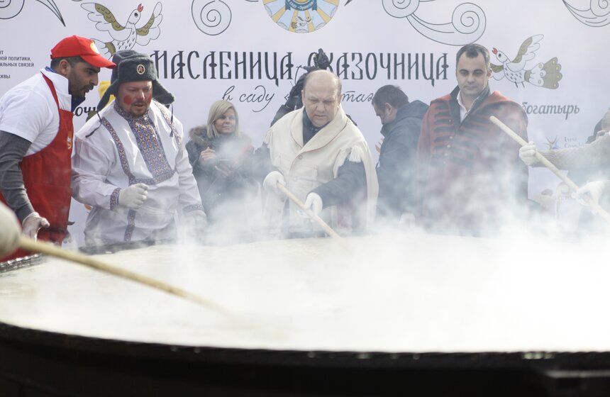 В "Эрмитаже" попытались приготовить самый большой в мире блин 10 фото