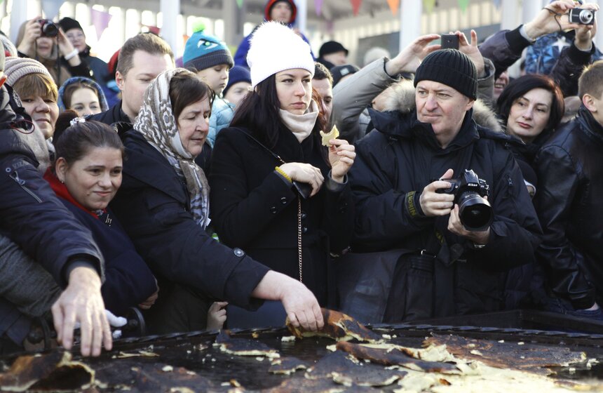 В "Эрмитаже" попытались приготовить самый большой в мире блин 15 фото