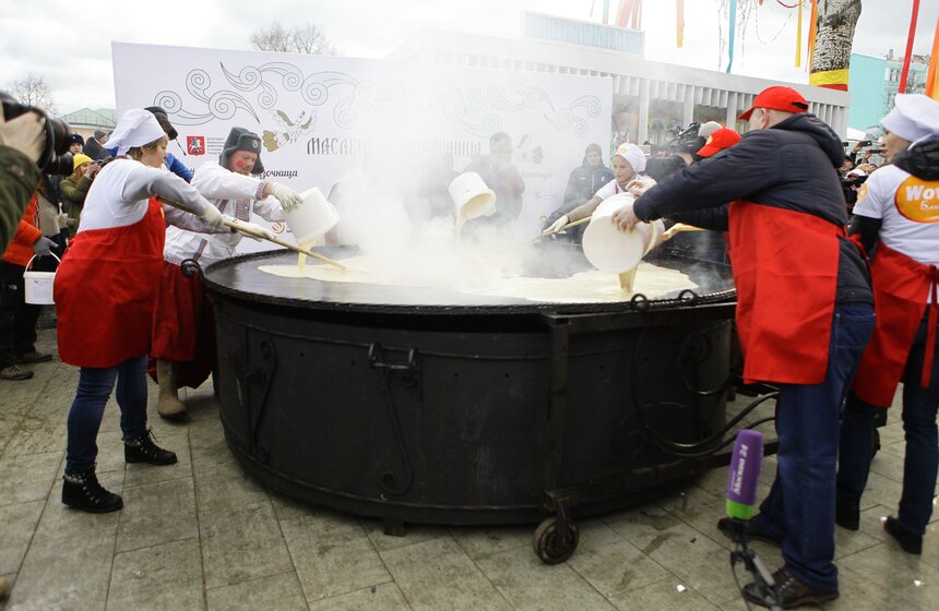В "Эрмитаже" попытались приготовить самый большой в мире блин 9 фото