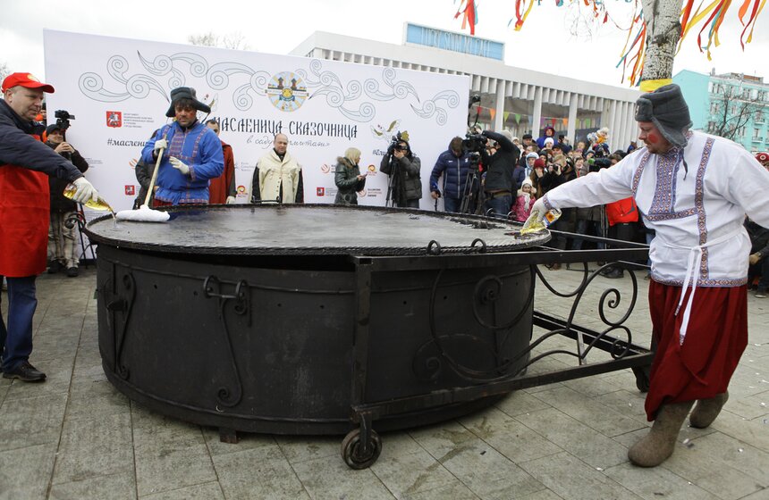 В "Эрмитаже" попытались приготовить самый большой в мире блин 8 фото