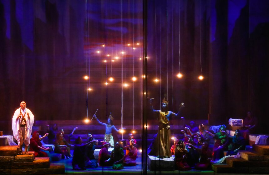 Спектакли "Золотой маски": опера на санскрите "Сатьяграха" 2 фото