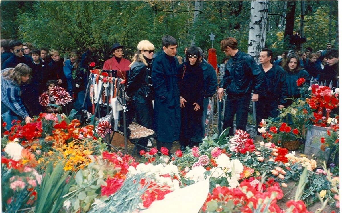 Причина смерти начало. Похороны Виктора Цоя 19 августа 1990. Похороны Цоя Виктора в 1990 г. Каспарян на похоронах Виктора Цоя.
