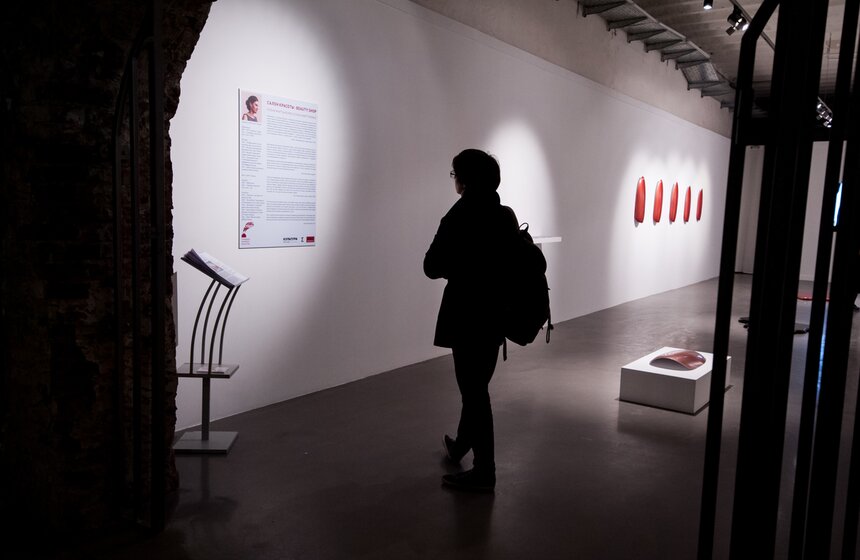 Выставка Елены Мартыненко "Салон красоты" на "Винзаводе" 2 фото