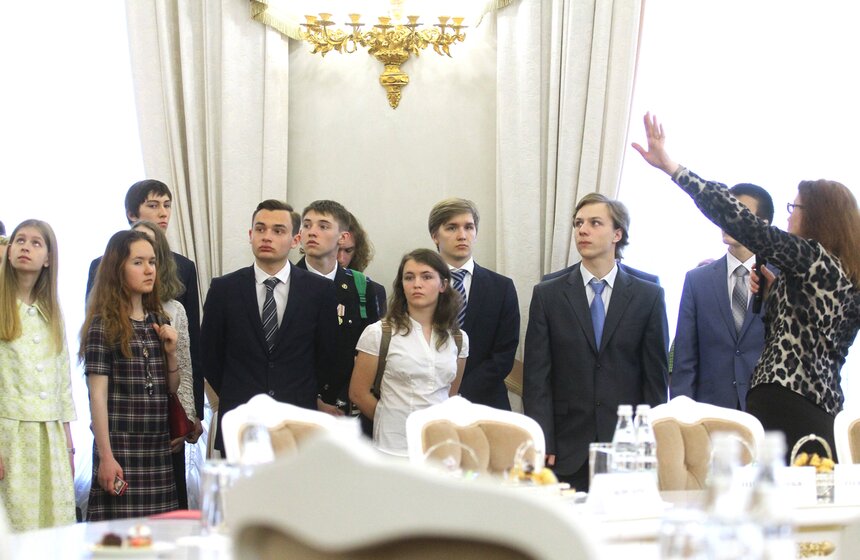 Мэр поздравил победителей Всероссийской олимпиады школьников 3 фото