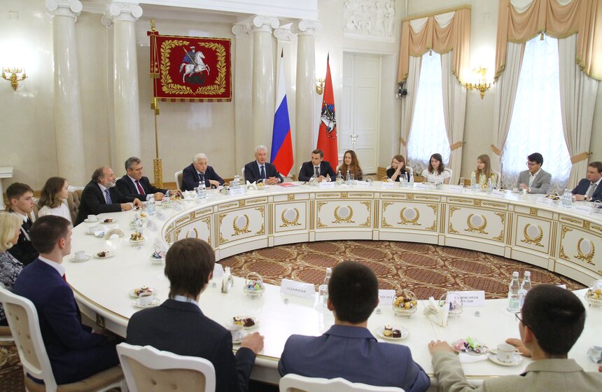 Мэр поздравил победителей Всероссийской олимпиады школьников 4 фото