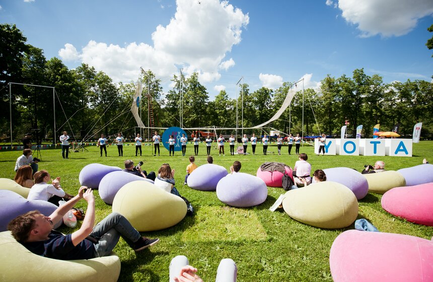 В Москве открыли школу воздушной гимнастики 7 фото