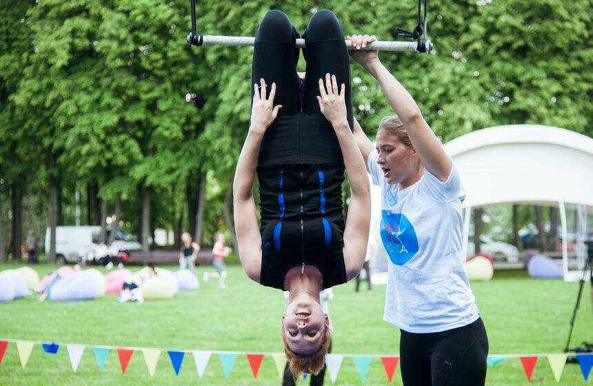 В Москве открыли школу воздушной гимнастики 9 фото