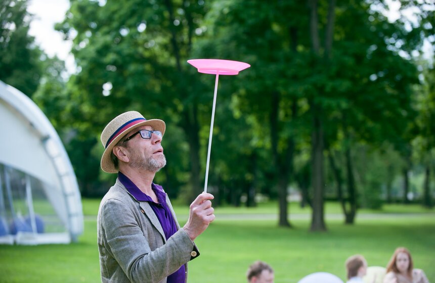 В Москве открыли школу воздушной гимнастики 26 фото