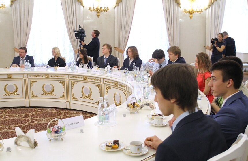 Мэр поздравил победителей Всероссийской олимпиады школьников 12 фото