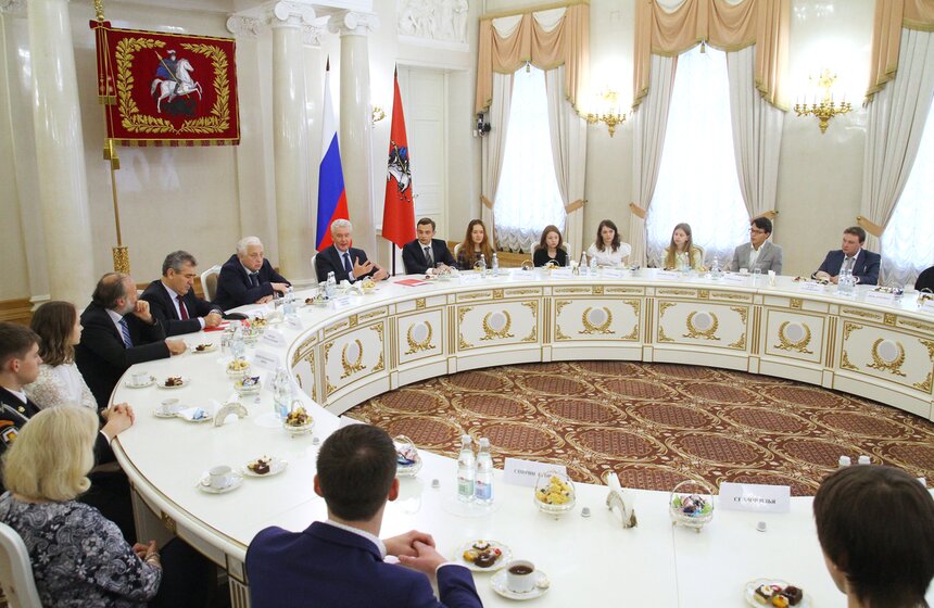 Мэр поздравил победителей Всероссийской олимпиады школьников 10 фото