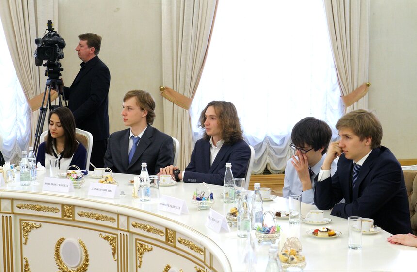 Мэр поздравил победителей Всероссийской олимпиады школьников 14 фото