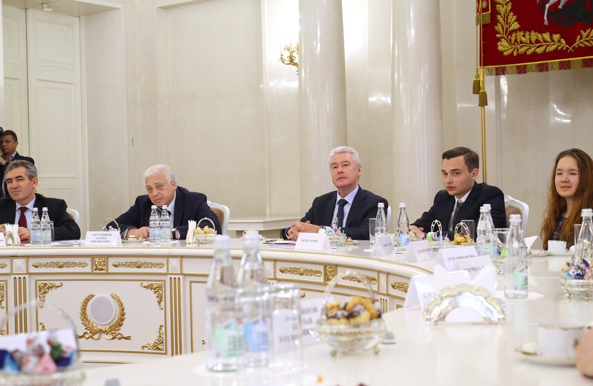Мэр поздравил победителей Всероссийской олимпиады школьников 16 фото
