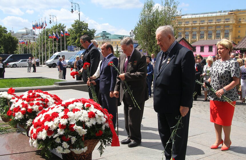Возложение цветов к могиле Неизвестного Солдата 13 фото