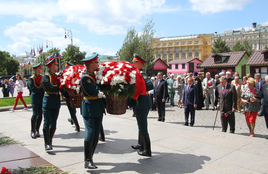 Возложение цветов к могиле Неизвестного Солдата 7 фото