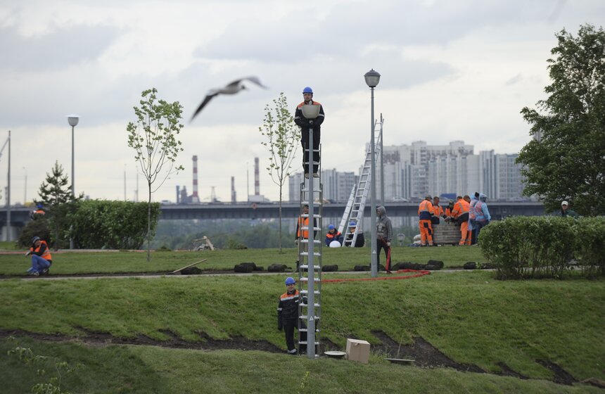 Мэр осмотрел работы по благоустройству Братеевского парка 16 фото