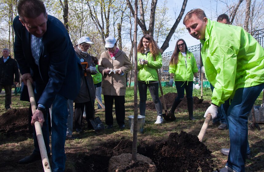 Антон Кульбачевский вместе с ветеранами высадили деревья 12 фото