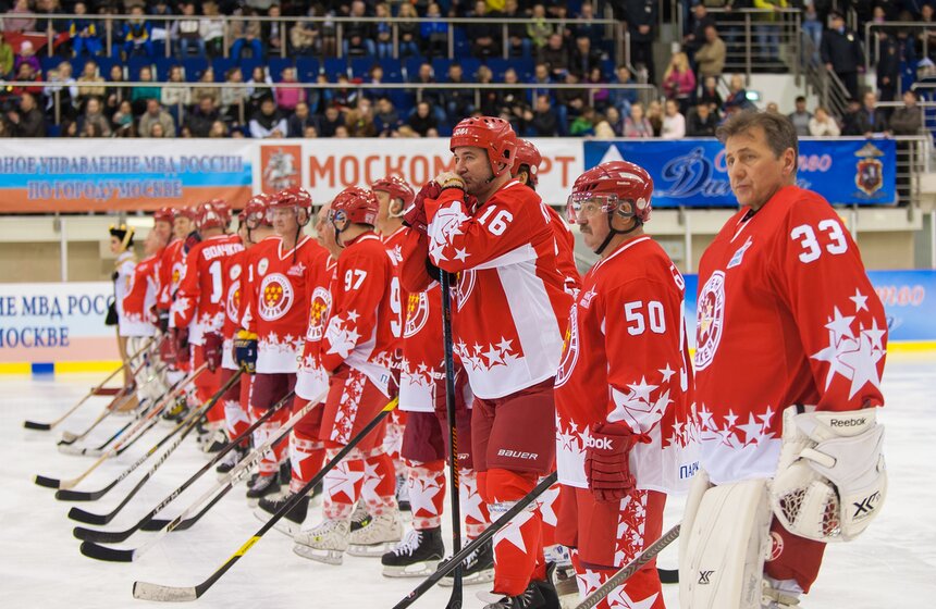 Члены правительства Москвы сыграли с полицейскими в хоккей 5 фото