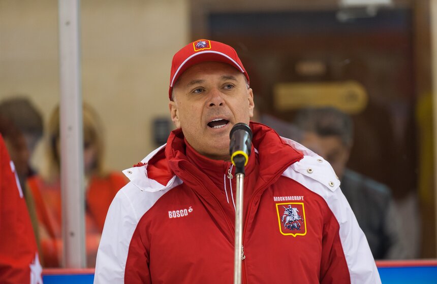 Члены правительства Москвы сыграли с полицейскими в хоккей 7 фото