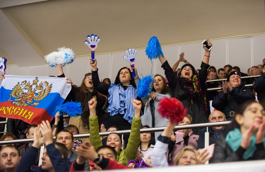 Члены правительства Москвы сыграли с полицейскими в хоккей 15 фото