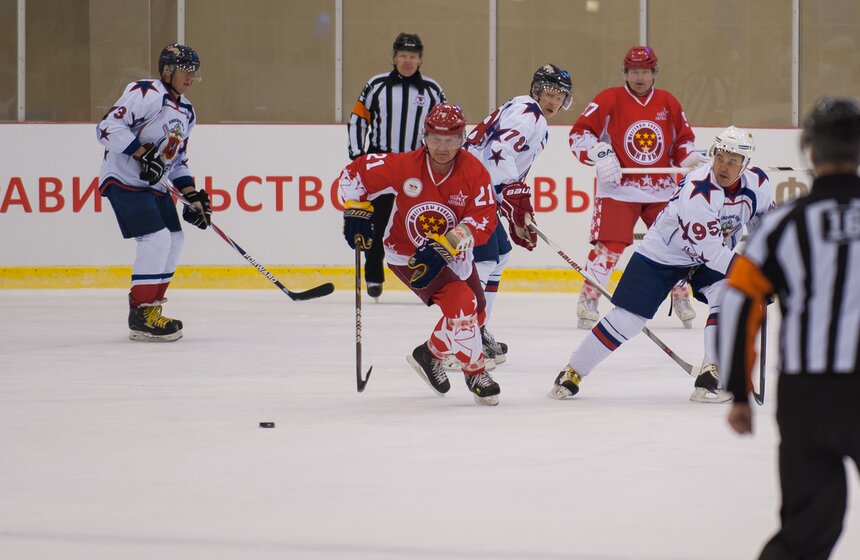 Члены правительства Москвы сыграли с полицейскими в хоккей 16 фото