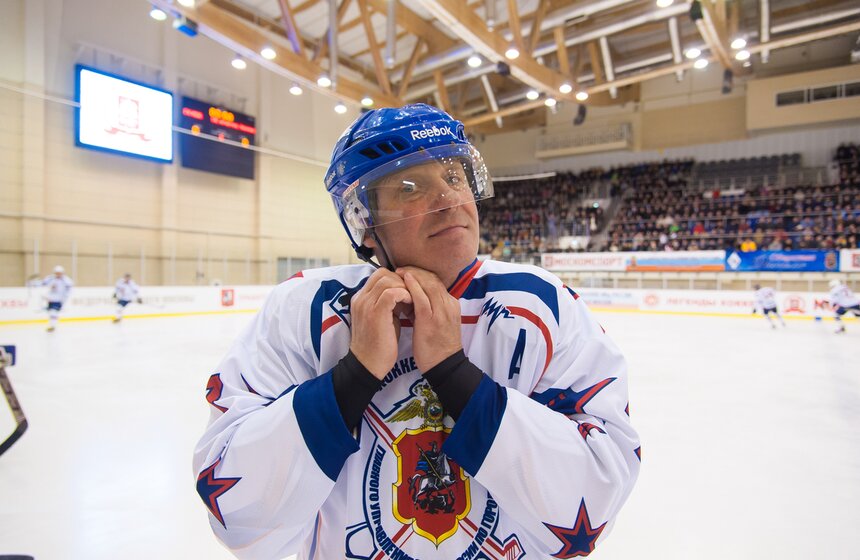 Члены правительства Москвы сыграли с полицейскими в хоккей 11 фото